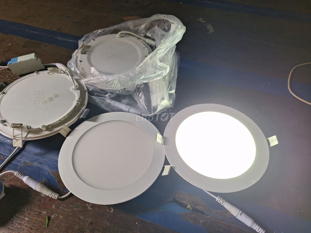 đèn led âm trần có 6 cái