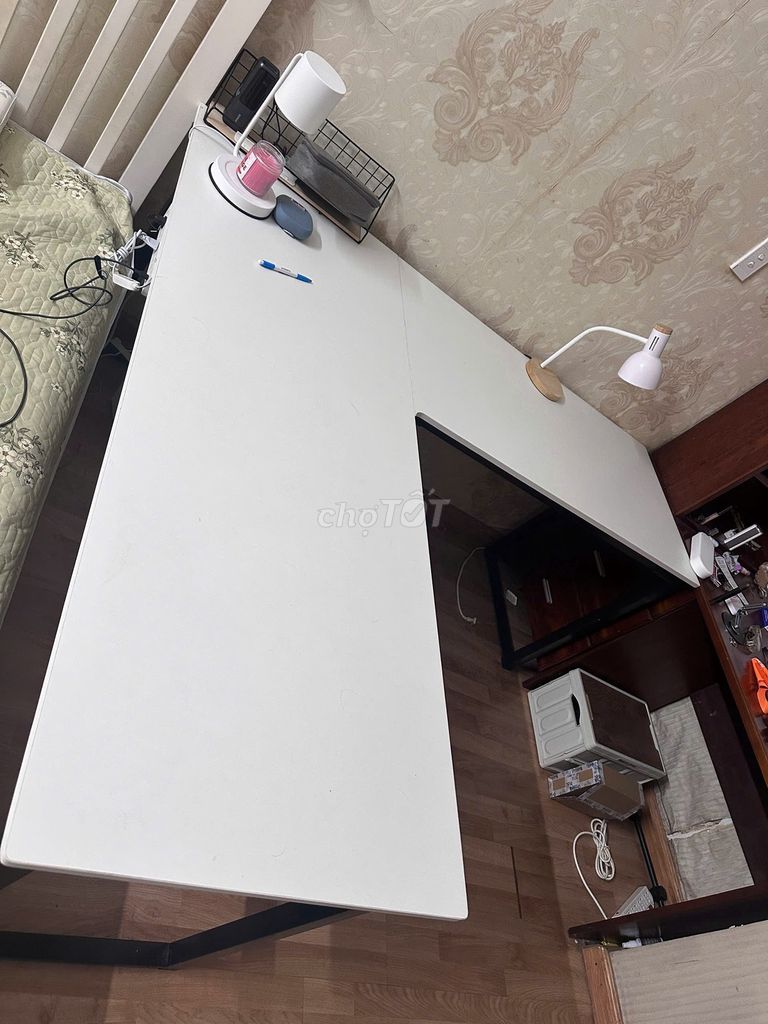 Bàn làm việc gỗ ép, thép 1m8x1m6. Mua bán Bàn ghế tại Thành phố Vũng Tàu Bà Rịa - Vũng Tàu được đăng bởi Tùng Nguyễn Thanh hình 1