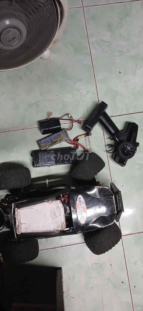 Xe điều khiển từ xa 1/10 màu Đen