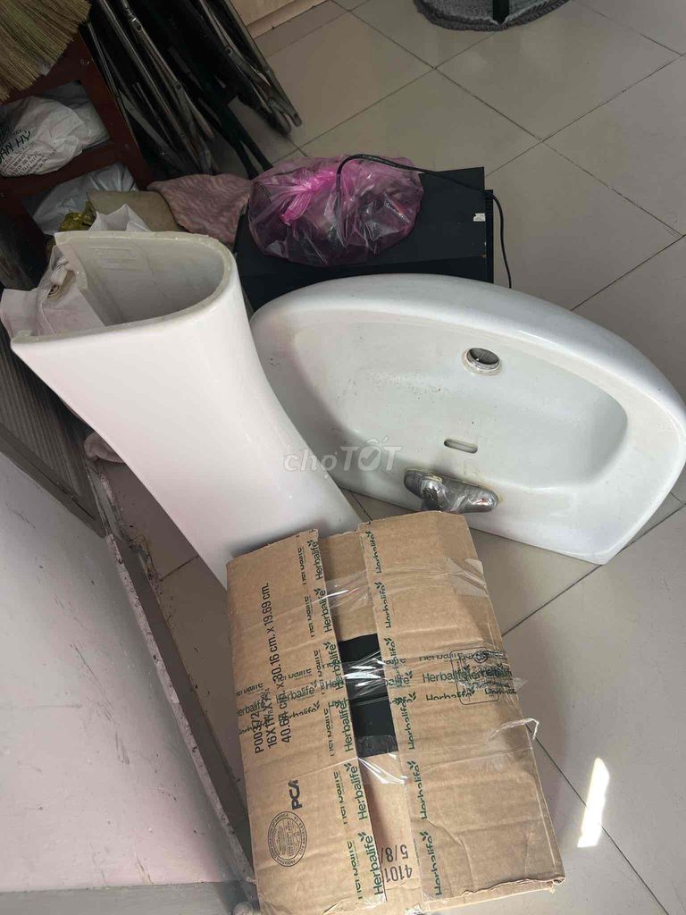 bồn rửa mặt lavabo gồm vòi nước