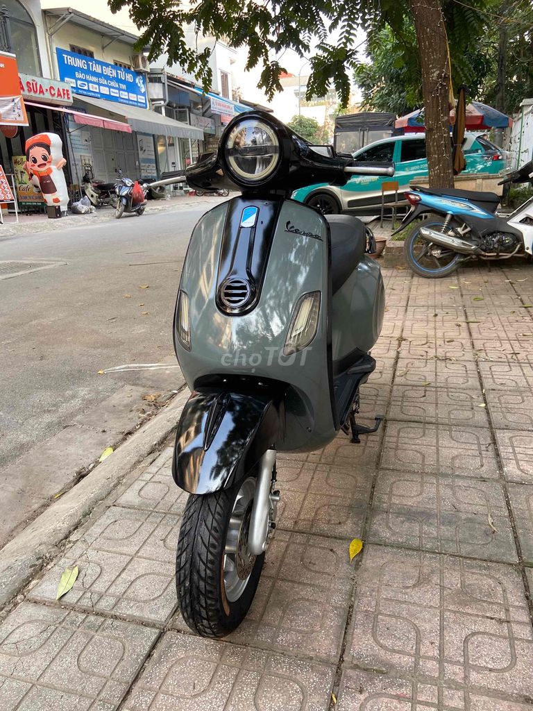 Xe máy điện Vespa màu Xám bình mới 100%. Mua bán Xe điện tại Quận Long Biên Hà Nội được đăng bởi Xe điện Huân Linh hình 2