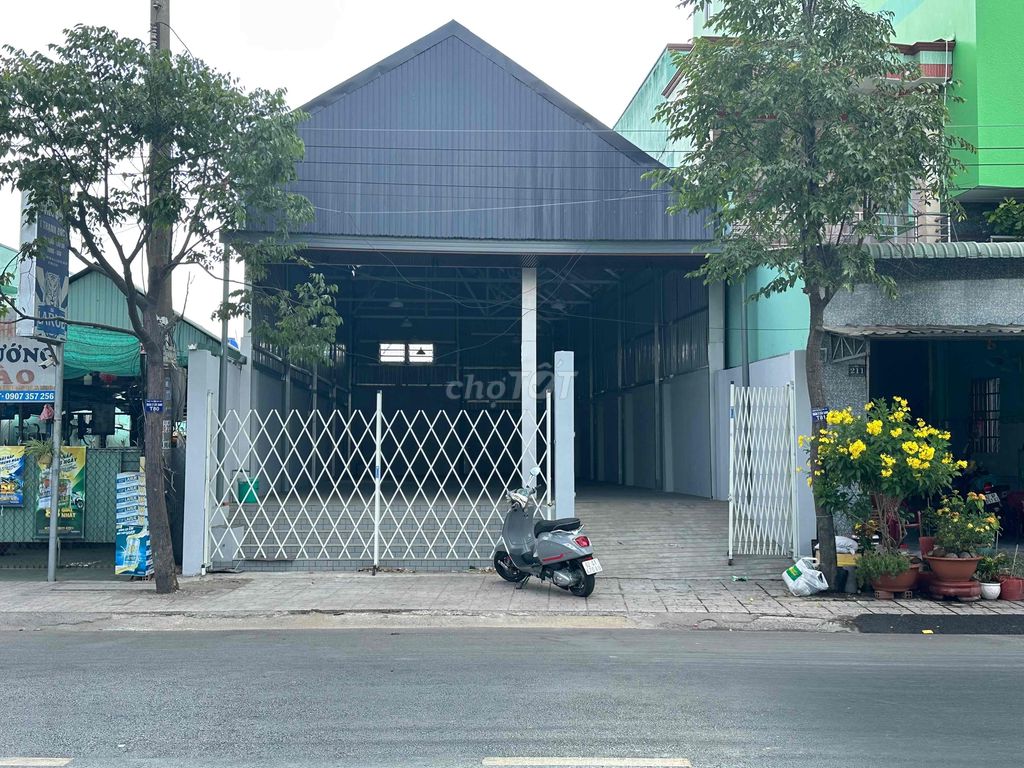 Nhà mặt tiền đường Nguyễn Văn Tuôi