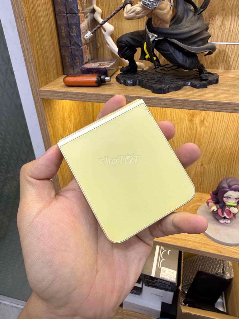 Samsung Z Flip 6 256GB Vàng. Mua bán Điện thoại tại Quận 10 Tp Hồ Chí Minh được đăng bởi Hậu Lưu hình 1