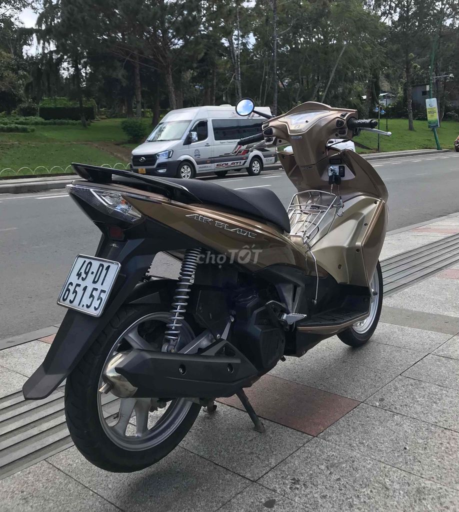 Honda Air Blade Vàng đồng. Mua bán Xe máy tại Thành phố Đà Lạt Lâm Đồng được đăng bởi Đạt hình 4