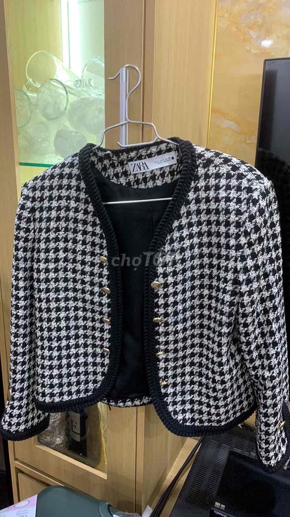 Áo khoác Zara Tweed Nữ Đen trắng. Mua bán Quần áo tại Quận Hai Bà Trưng Hà Nội được đăng bởi nguyễn anh thư hình 1
