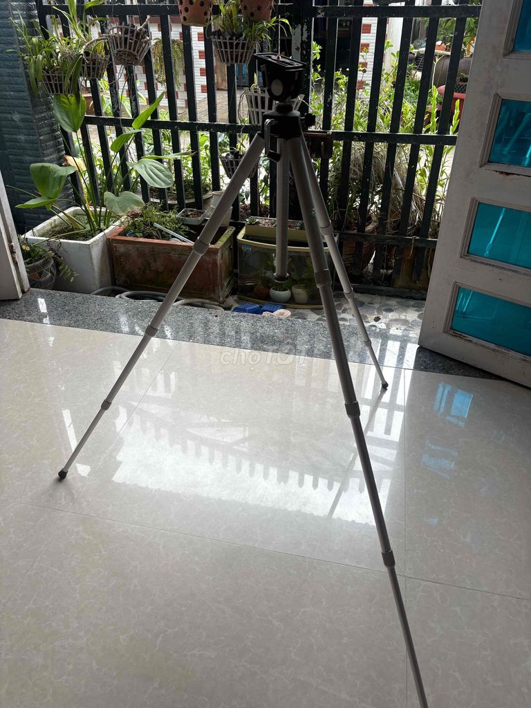 Chân máy ảnh Kim loại Bạc Nhật Bản. Mua bán Máy ảnh, Máy quay tại Quận Bình Thuỷ Cần Thơ được đăng bởi Khôi Nguyên hình 1