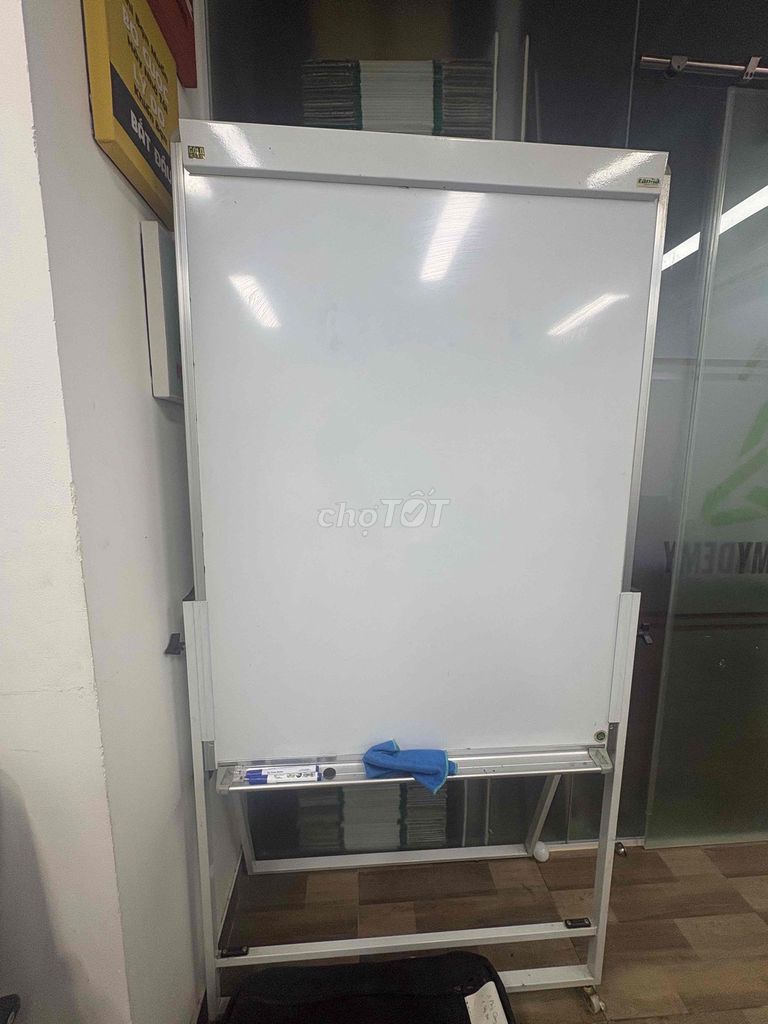 Bảng trắng 80x120 cm có bánh xe gấp gọn. Mua bán Đồ dùng văn phòng tại Quận Bình Thạnh Tp Hồ Chí Minh được đăng bởi Uyên hình 1