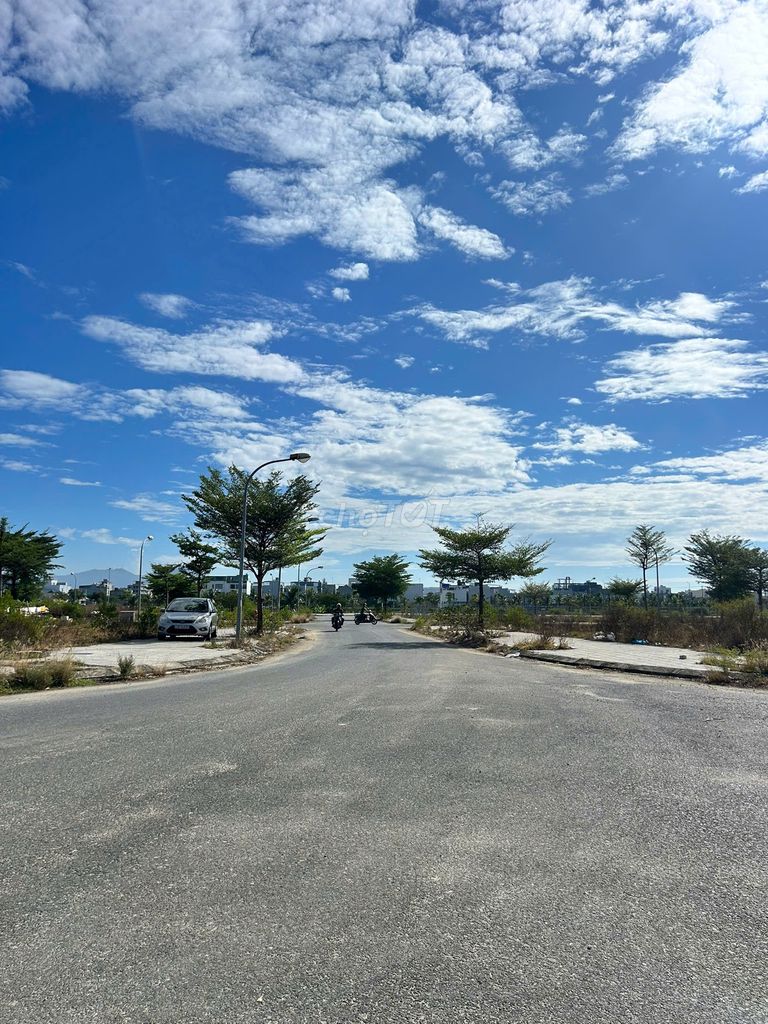 BÁN LÔ GÓC 270M2 NGANG 15M ĐƯỜNG PHI BÌNH 5 VÀ 8 - lH O796.6̲4̲6̲.6͙3͙6