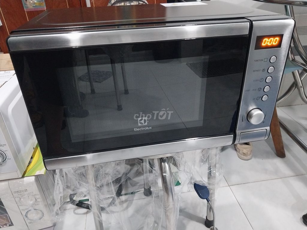 Lò vi sóng ELECTROLUX 20lit qsd mới 90% bán lại