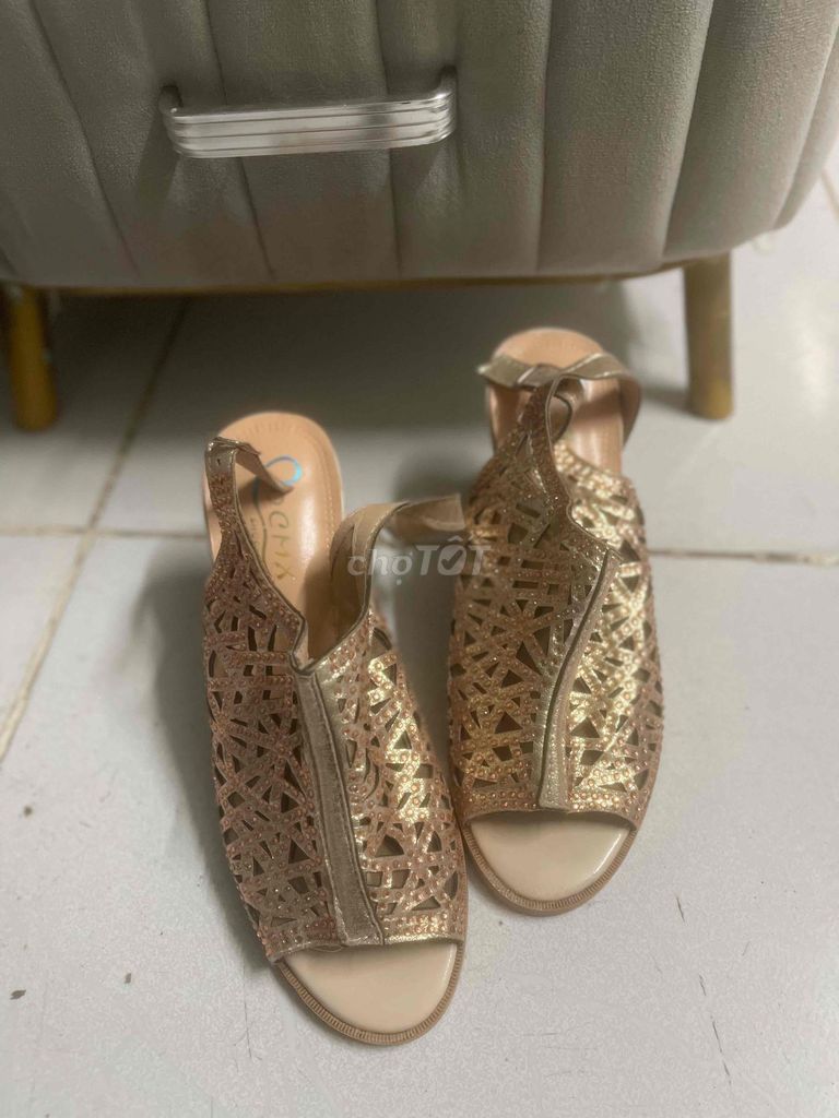 Dép cao gót Nữ Vàng đồng size 34-36. Mua bán Giày dép tại Quận Hoàng Mai Hà Nội được đăng bởi Be Lim hình 1