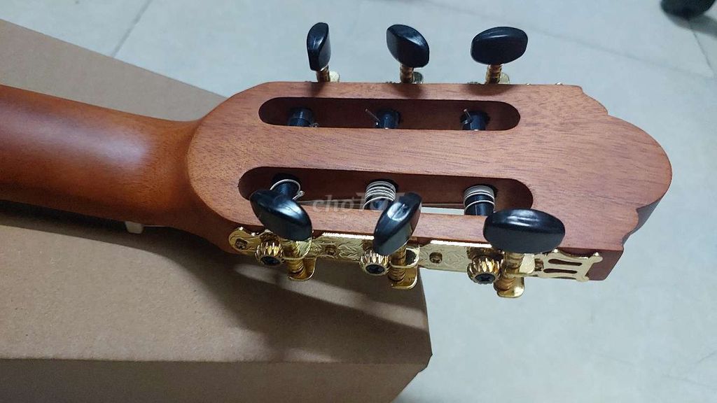 Guitar bán cổ điển dáng khuyết đa năng âm hay