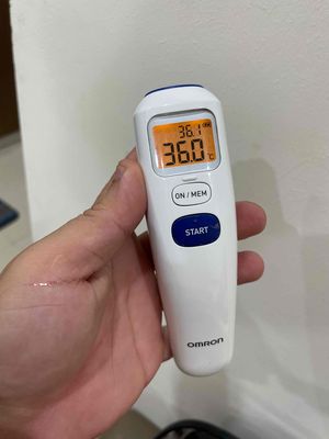 nhiệt kế đo trán Omron MC - 720 đang sd tốt