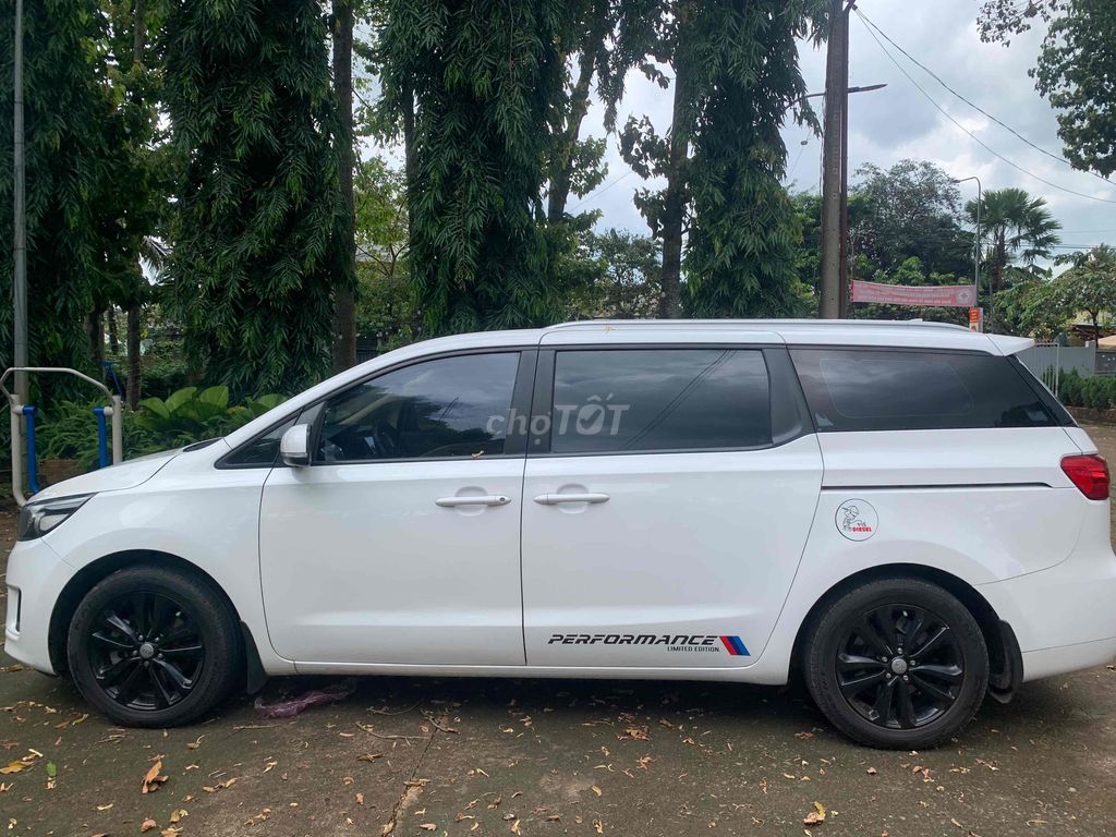 Kia Sedona 2016 2.2 DAT - 110000 km. Mua bán Ô tô tại Huyện Định Quán Đồng Nai được đăng bởi đoàn hải anh hình 1