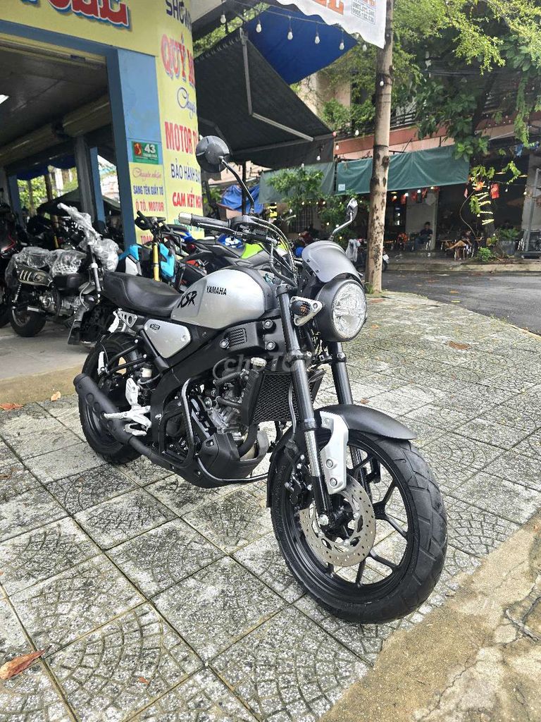 Yamaha XSR155 серебристый, мотоцикл большого объёма