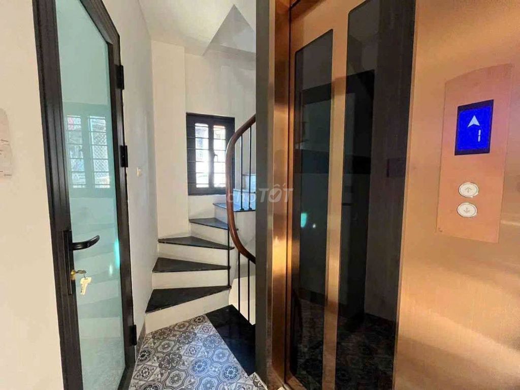 Nhà đẹp Hai Bà Trưng, 30m2, 5 tầng thang máy, ô tô đỗ cửa