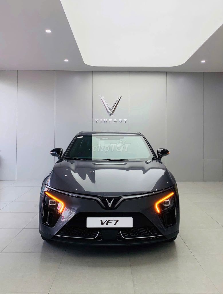 VinFast VF7 Plus 2025, серый, 22 000 км - ОЧЕНЬ НОВЫЙ HCMC
