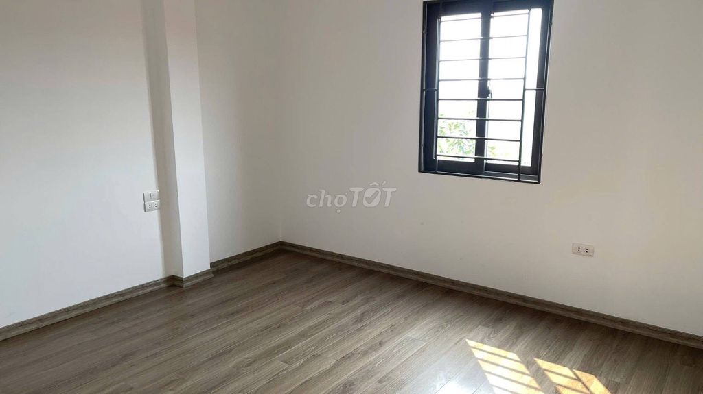 Bán nhà 70m² Đông Mỹ, 5 tầng, ô tô đỗ cổng