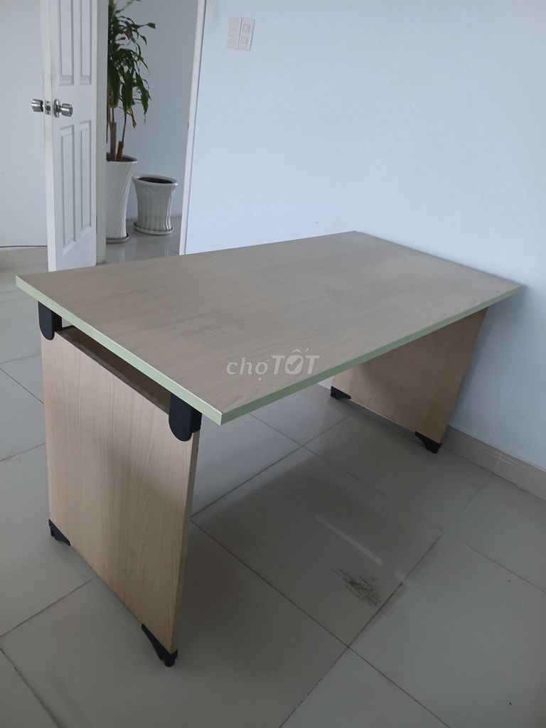 Bàn làm việc Gỗ Vàng nhạt 145x70cm. Mua bán Bàn ghế tại Quận 7 Tp Hồ Chí Minh được đăng bởi Cao Kim Thắm hình 1