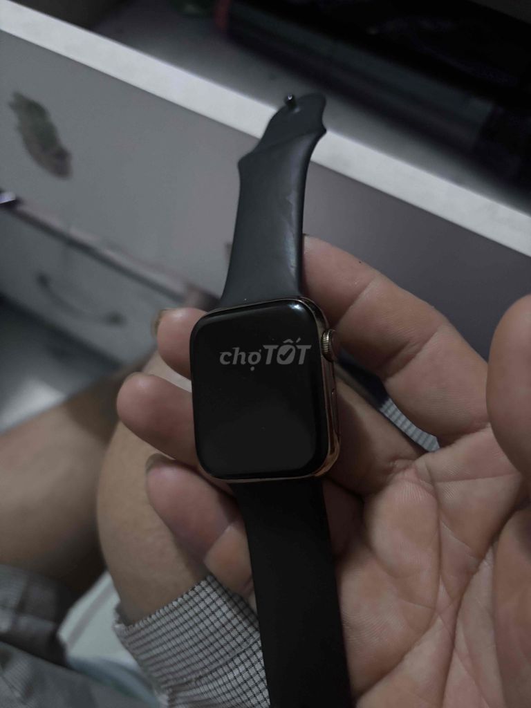 Apple Watch Series 4 Vàng đồng. Mua bán Thiết bị đeo thông minh tại Quận Gò Vấp Tp Hồ Chí Minh được đăng bởi Ngô Vũ hình 1
