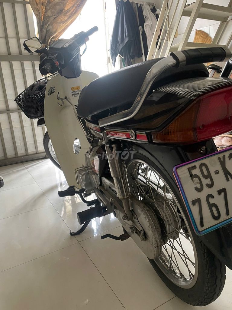 Honda Dream II коричневые, белые номера автомобилей