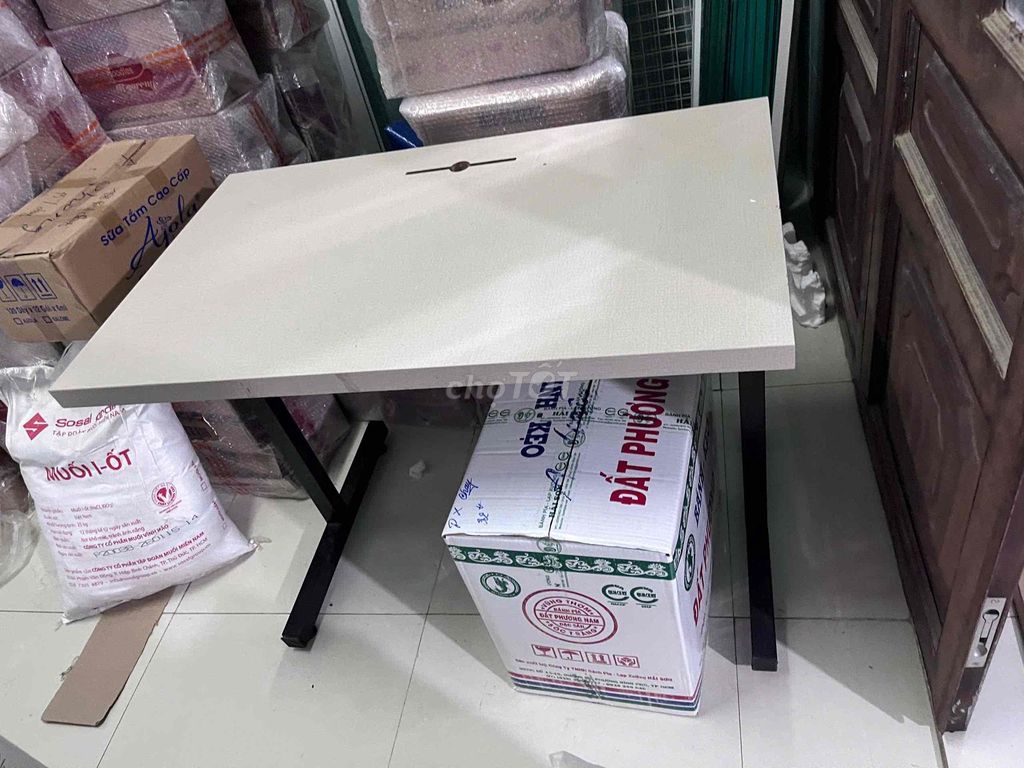 Bàn gỗ màu nâu. Mua bán Bàn ghế tại Huyện Đức Hòa Long An được đăng bởi Tiên hình 1