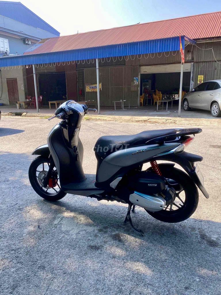 Honda SH Mode серебристо-черный скутер