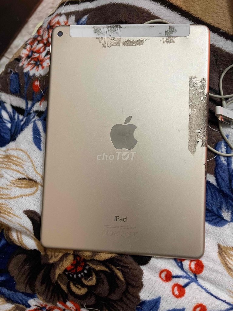 iPad Air 2 oánh nhau rơi vỡ như hình