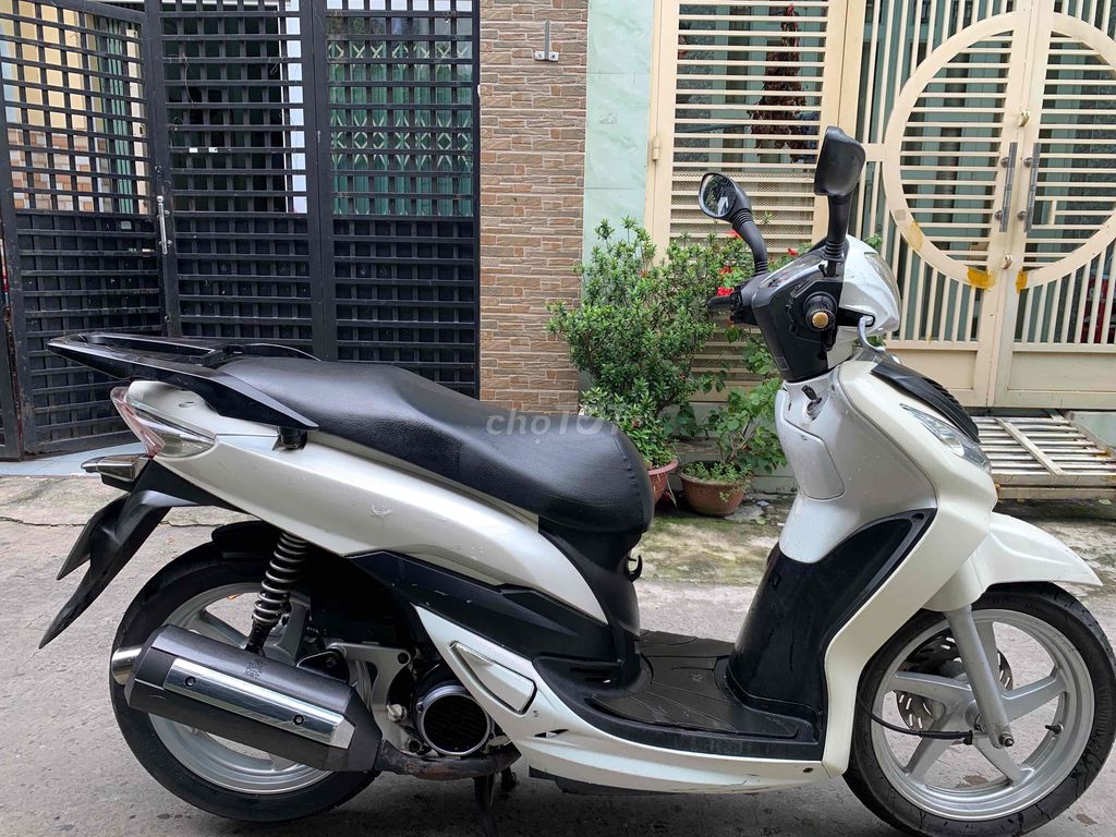 SYM Shark 125cc 2013 trắng đen SD37000km bs.Tphcm. Mua bán Xe máy tại Quận Bình Tân Tp Hồ Chí Minh được đăng bởi Anh khuê hình 2