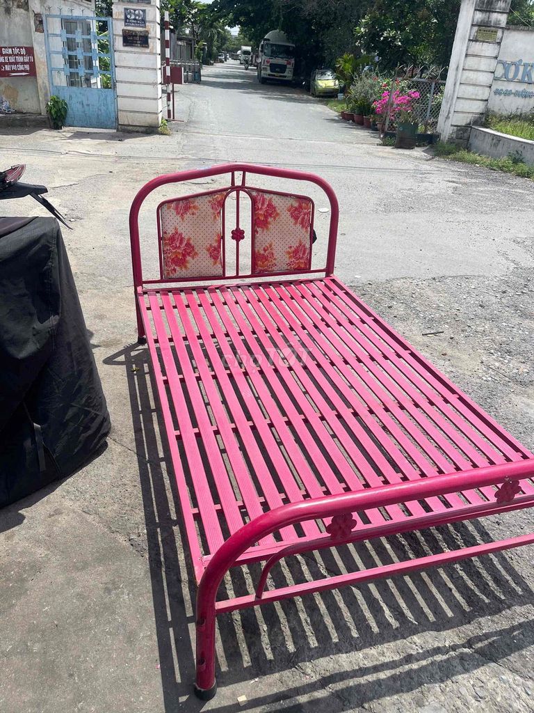 Giường đơn Kim loại Hồng 1.4x2m. Mua bán Giường, chăn ga gối nệm tại Thành phố Thủ Đức Tp Hồ Chí Minh được đăng bởi Anh Hào Trương hình 1