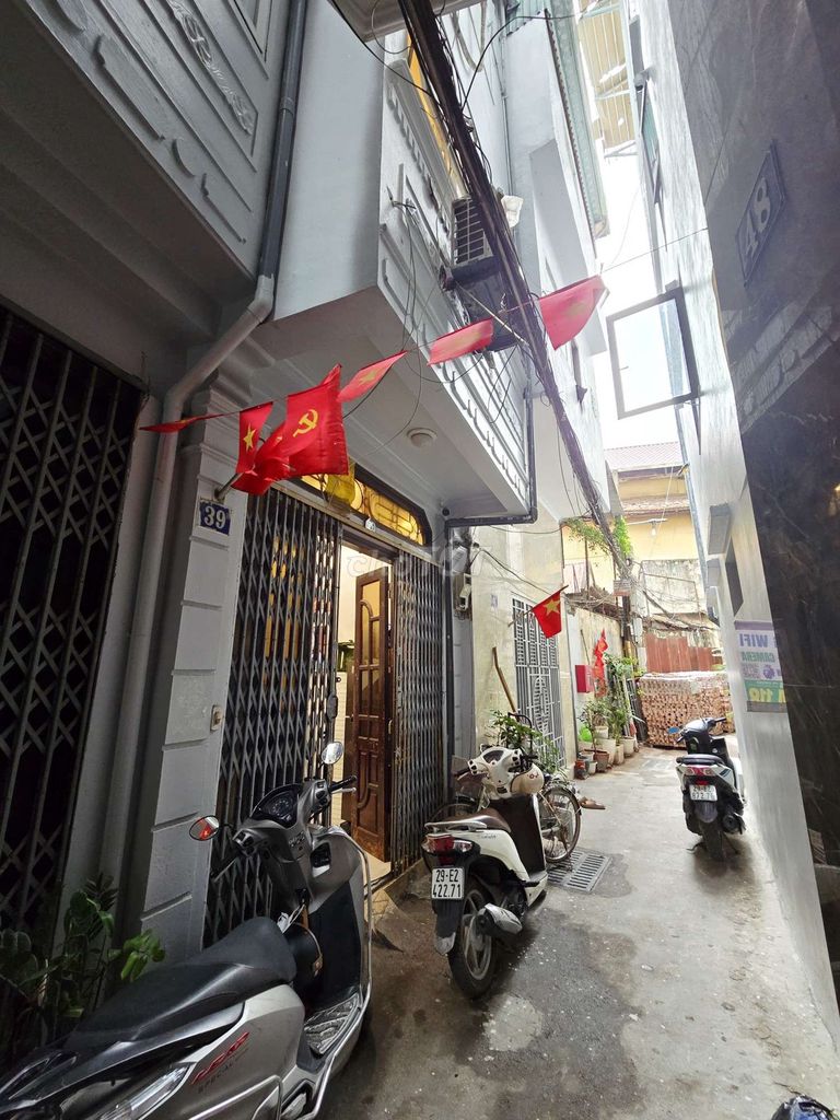 Владельцем выставленного на продажу дома является DUONG VAN BE MINH KHAI, продается красивая улица площадью 32 м2.