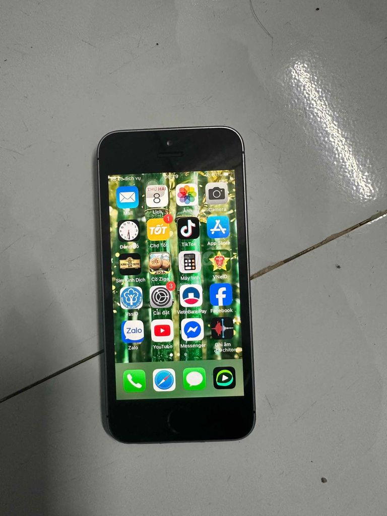 Apple iPhone 5SE 32GB Đen Đã sử dụng. Mua bán Điện thoại tại Huyện Đức Hòa Long An được đăng bởi Caravan Of Life hình 1