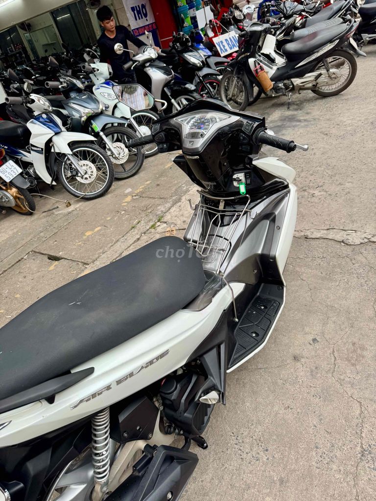 Honda Air Blade 125 2014 Trắng xám. Mua bán Xe máy tại Thành phố Biên Hòa Đồng Nai được đăng bởi XE MÁY CŨ THÀNH MỸ  hình 8