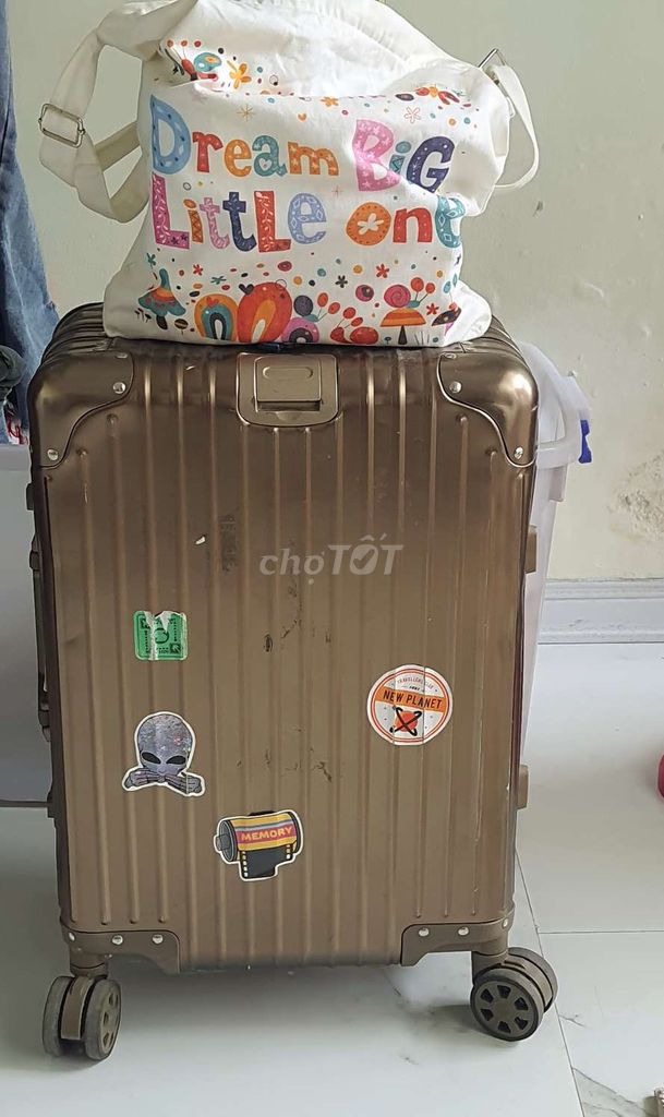 Vali kéo Nhôm kiểu Rimowa Nâu đồng. Mua bán Túi xách tại Quận Ba Đình Hà Nội được đăng bởi Hằng Trần hình 1