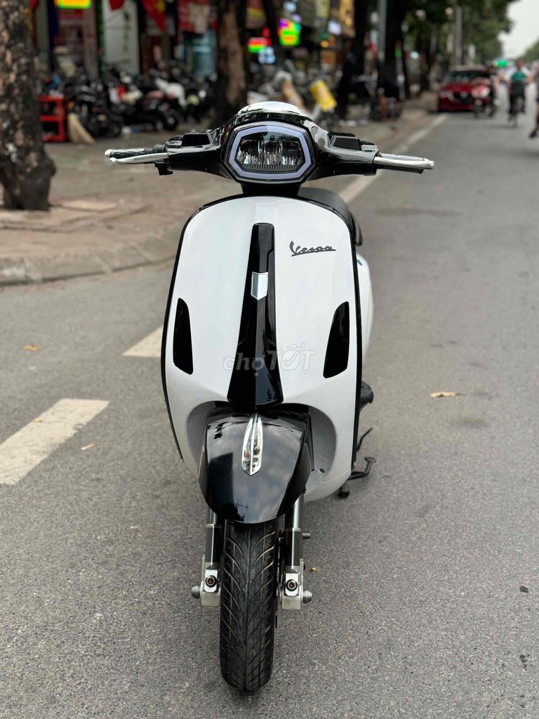 Vespa trắng đèn cuông đủ giấy tờ, bình lướt 2k24