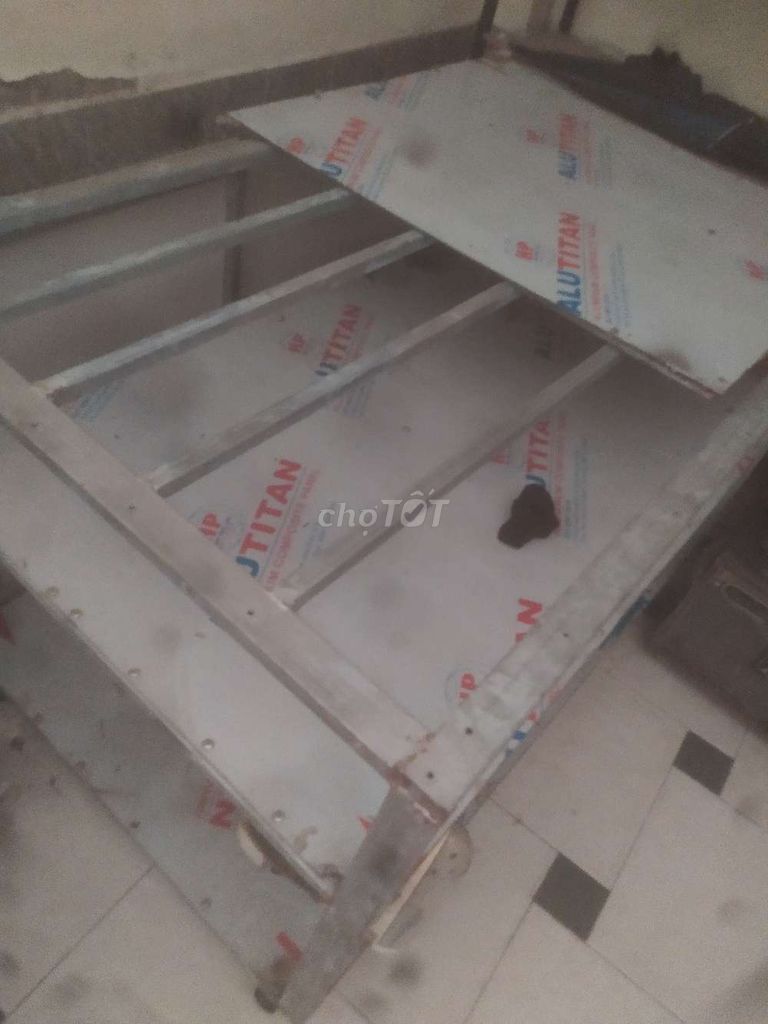 Bàn bán hàng khung kim loại có bánh xe mới. Mua bán Bàn ghế tại Quận Hoàng Mai Hà Nội được đăng bởi Dũng nhỏ hình 1