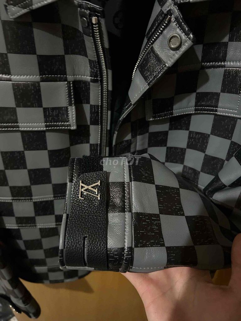 Áo khoác Louis Vuitton với họa tiết Damier (caro). Mua bán Quần áo tại Huyện Nhà Bè Tp Hồ Chí Minh được đăng bởi Linh Trần hình 1