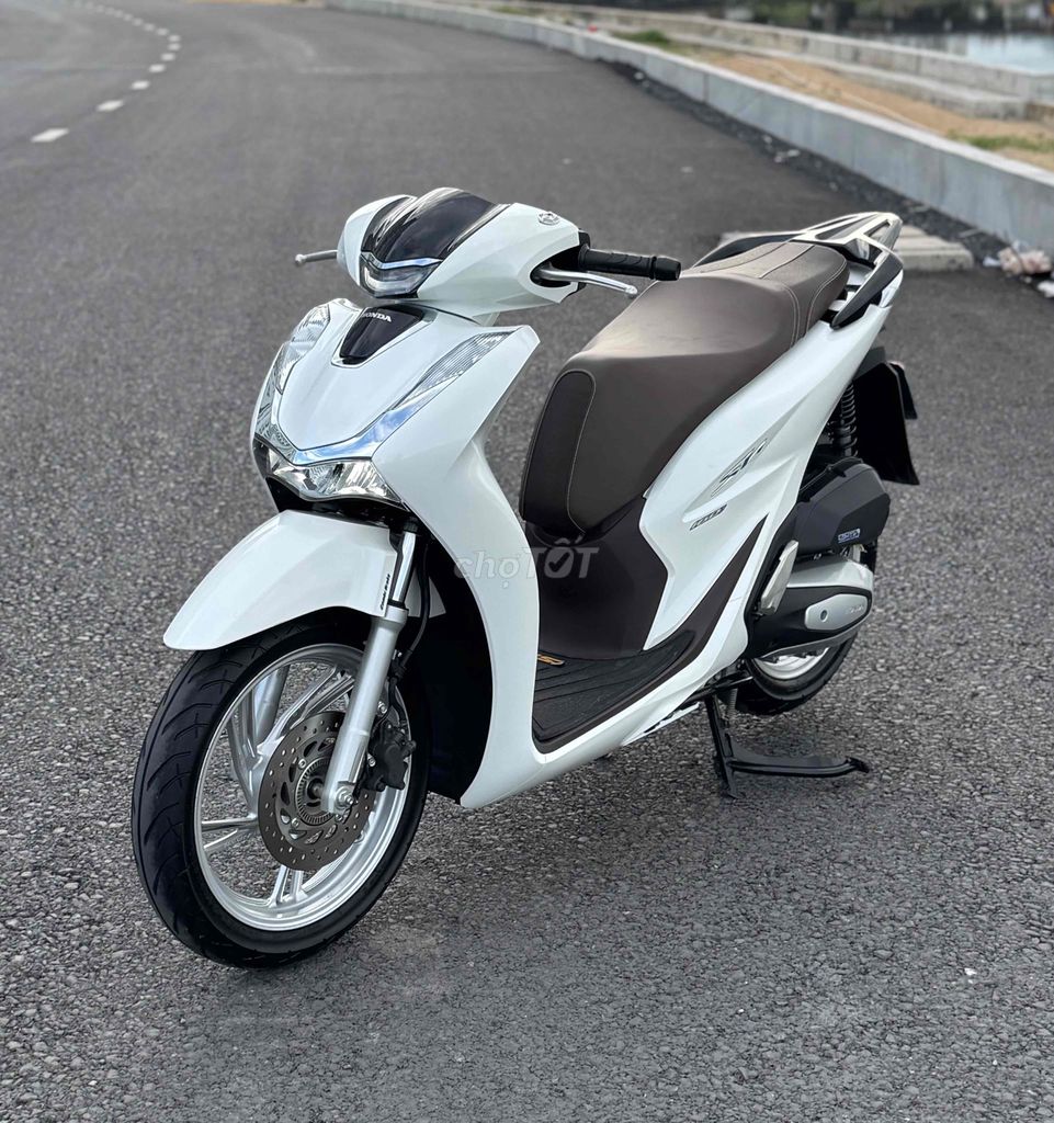 Honda SH 160i ABS 2023 Trắng 8000 km. Mua bán Xe máy tại Quận Gò Vấp Tp Hồ Chí Minh được đăng bởi CHXM 86 chuyên bán xe trả góp hình 1