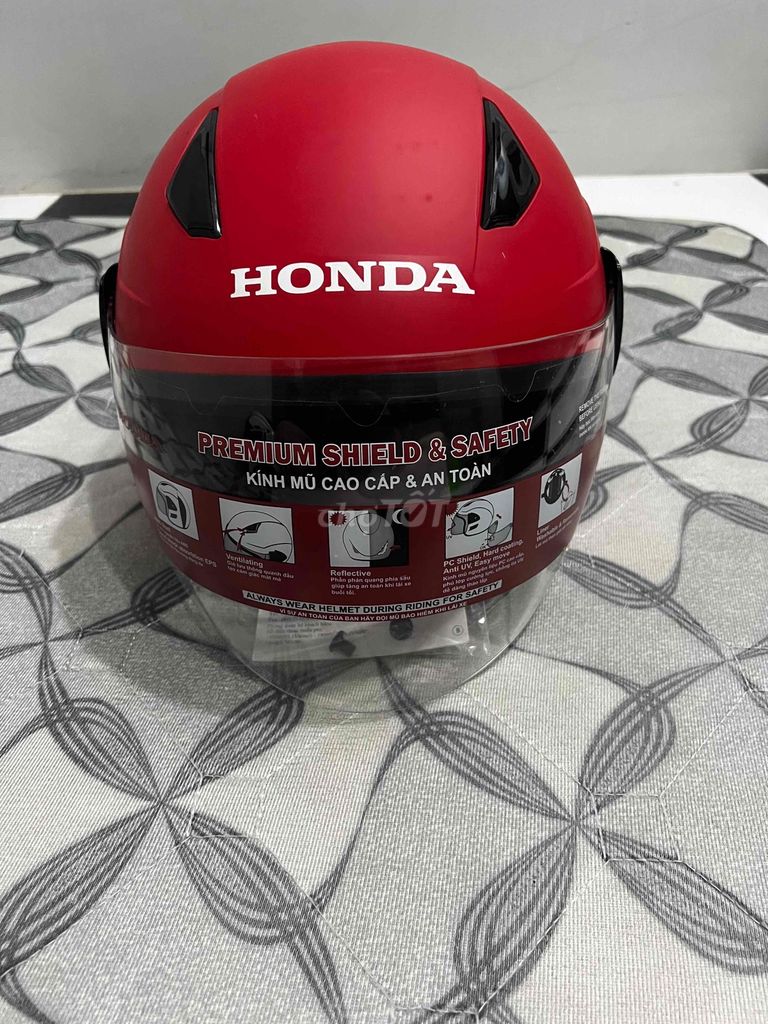 Mũ bảo hiểm Honda Đỏ Chưa sử dụng. Mua bán Phụ kiện thời trang khác tại Thị xã Giá Rai Bạc Liêu được đăng bởi Daniel hình 1