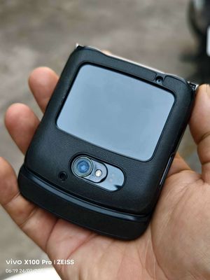 Motorola razer 5g gập độc đáo, bản 2 sim