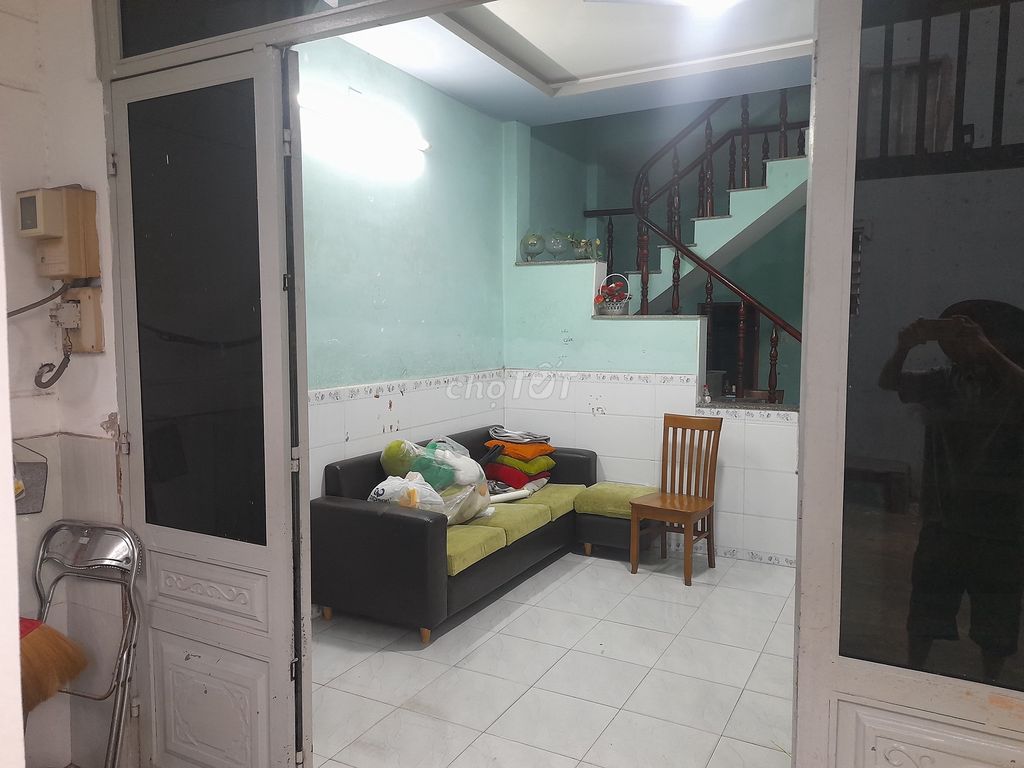 Nguyên căn 4mx12m 1 lầu sẵn nội thất và máy lạnh