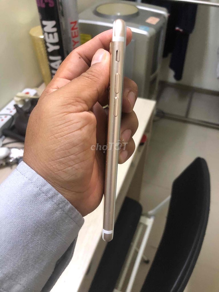 cần bán iPhone 7 32G màu vàng, mây đẹp, 1.3 triệu