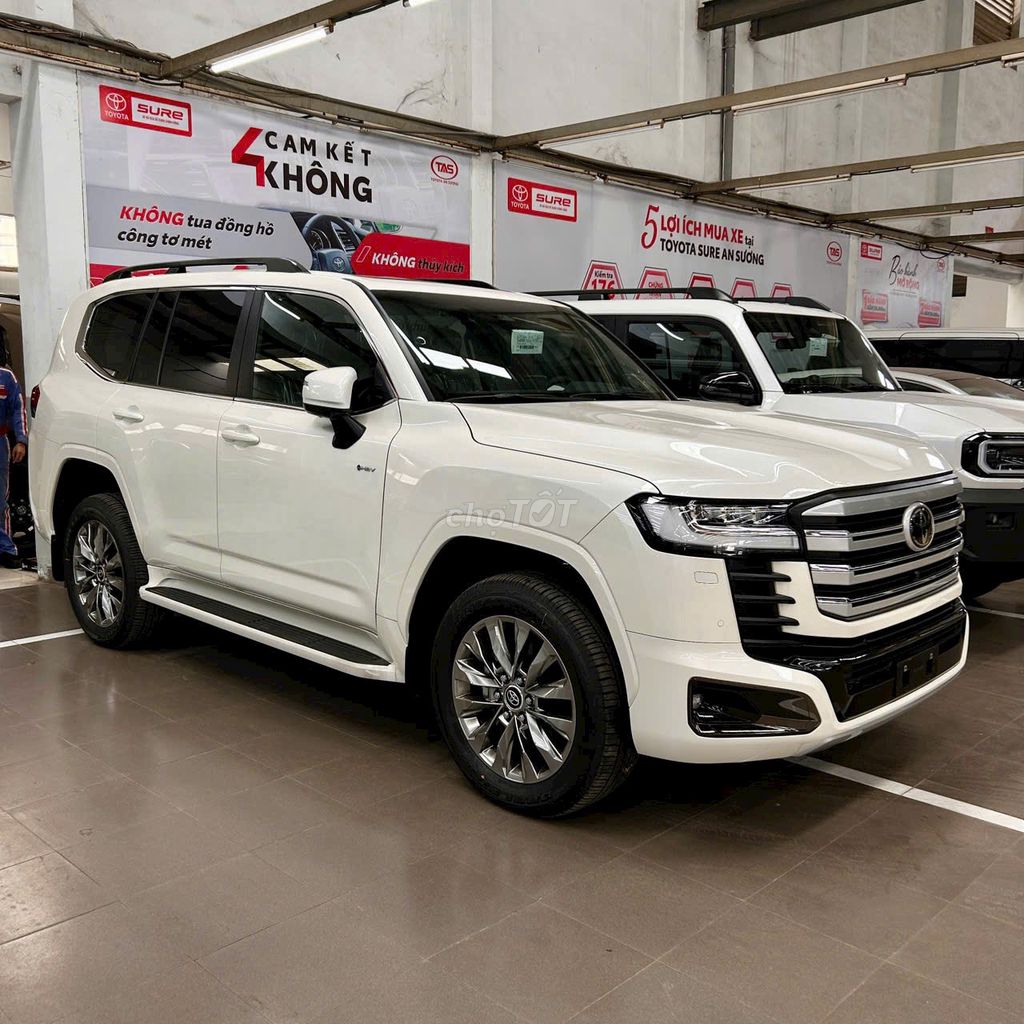Toyota Land Cruiser HYBRID Белый Автомат 7 мест