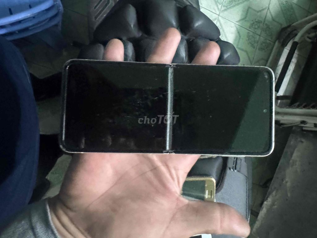 Samsung Galaxy Z Flip Trắng ( Hư màng hình ). Mua bán Điện thoại tại Quận Bình Thạnh Tp Hồ Chí Minh được đăng bởi tin nguyen hình 1