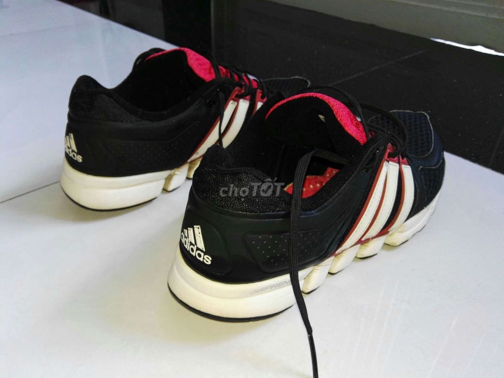 0906623299 - Giày Adidas chính hãng còn mới.