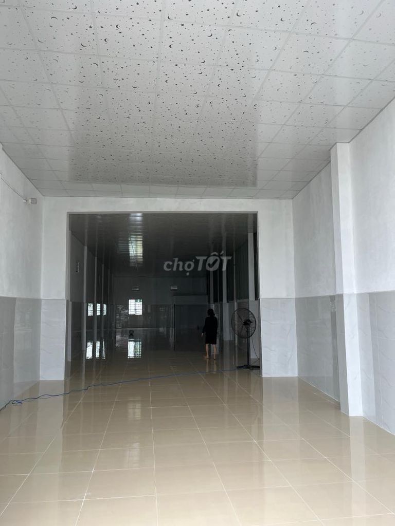 Cho thuê nhà 210 m2 mặt tiền Hoàng Quốc Việt 15 triệu