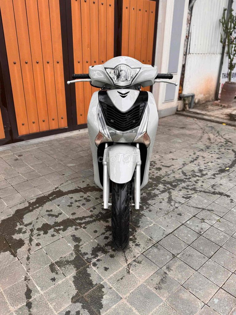 Honda SH 150i 2013 Trắng 25000 km. Mua bán Xe máy tại Huyện Gia Lâm Hà Nội được đăng bởi Xe Máy Phúc Hưng hình 2