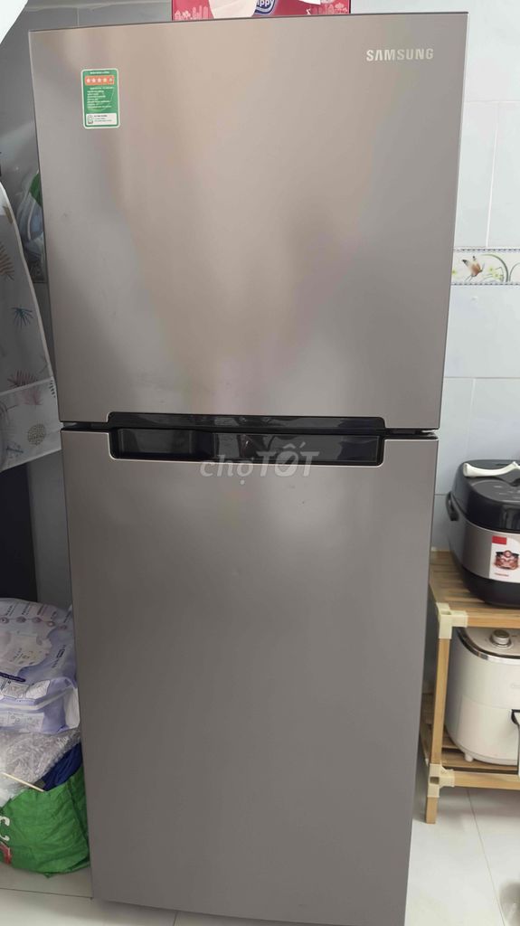 Bán tủ lạnh samsung 210lít 2 cánh còn mới 90%. Mua bán Tủ lạnh tại Thành phố Thuận An Bình Dương được đăng bởi Thi hình 1