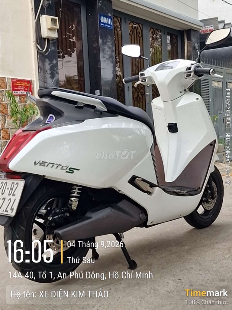 Красивый белый автомобиль Vinfast VentOS