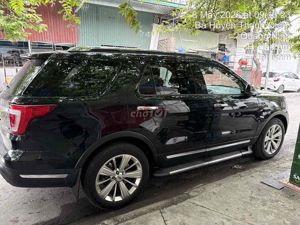 Ford Explorer SUV Đen 64304.8 km