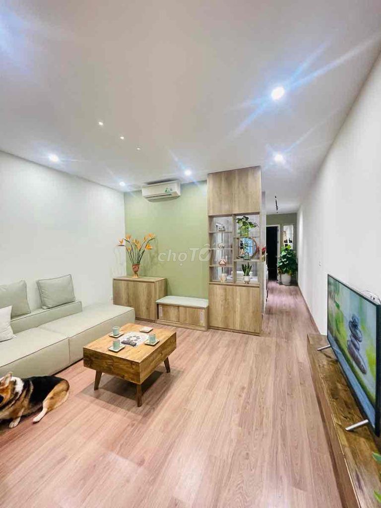 Tầng đẹp! Chung cư CT2A - Hoàng Cầu, 55m2 2PN, full NT, slot oto